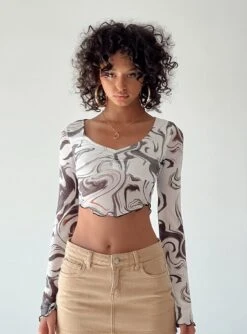 Princess Polly Pressman Top White / Black -Eva Style Shop 00 modelinfo bella us2 fd5d67ef ed3a 4a40 9fbb 6784f87971da