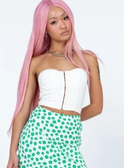 Princess Polly Oakdale Top White 10 Princess Polly Oakdale Top White -Eva Style Shop 1 modelinfo Jayechelle us4 a4b4ea7c b3ee 431a 8384 cafa3bd1e241