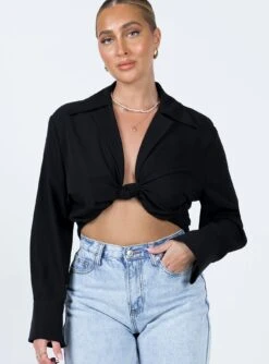 French Kiss Twist Shirt Black 10 French Kiss Twist Shirt Black -Eva Style Shop 1 modelinfo Mikayla us6 a52e5aa8 df28 4500 b61e 2172120f43b2