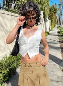 Princess Polly Silvanna Top White 15 Princess Polly Silvanna Top White -Eva Style Shop 1 modelinfo jessie us2 523b8156 2837 43da 852e f326f16af040