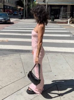 Princess Polly Oscar Midi Dress Pink Floral -Eva Style Shop 1 modelinfo jessie us2 83f5da47 b12d 46c5 93c9 87398f74ad3a