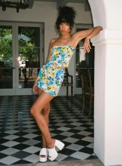 Princess Polly Chadwick Top Blue Floral -Eva Style Shop 2 model info ariel us2 a23a8b79 2a69 4655 ba58 982e7d7df1e6