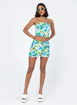 Princess Polly Chadwick Top Blue Floral -Eva Style Shop 2 modelinfo chiara us2 d566615a 7e7b 40ee 9c91 2e9a7f75bfc3