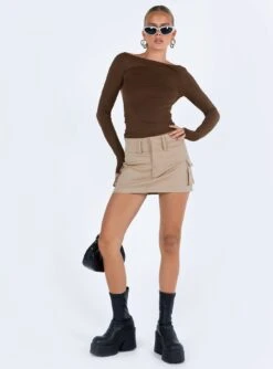 Caswell Long Sleeve Top Brown -Eva Style Shop 2 modelinfo kiana us2 8b4e326f 0e4e 4a82 9b6c 873c80bdd934