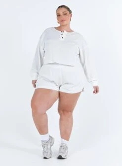 Mia Cropped Henley White Curve -Eva Style Shop 2 modelinfo riley us14 1fdacf4b 34f7 4eda a539 4959613678fe