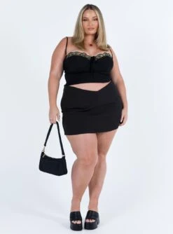 Easton V Front Mini Skirt Black Curve -Eva Style Shop 2 modelinfo riley us14 d5b34a9d 5ee2 45a0 ab28 7c778c23173d