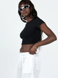 Classic Crop Tee Black 14 Classic Crop Tee Black -Eva Style Shop 3 modelinfo Cynthia us4 d1acf9c6 bef9 4489 8da5 3de05f557638