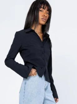 Princess Polly Anni Shirt Black -Eva Style Shop 3 modelinfo Feturi us2 76a714a3 4613 47ad 9c24 8afb804e2369
