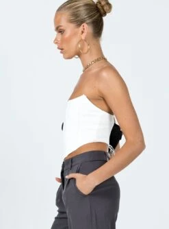 Princess Polly Carlie Top White -Eva Style Shop 3 modelinfo Kiana us2 df6ba7bb be96 4494 af7f 069a42ff49aa