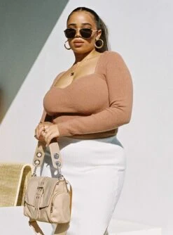 Alima Long Sleeve Top Brown Curve -Eva Style Shop 3 modelinfo Miccy us14 998a8df6 d226 43d4 ad42 3aea92fd3029