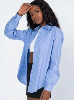 Princess Polly Murray Shirt Blue Stripe -Eva Style Shop 3 modelinfo Tori us2 33e73ff0 854e 49f4 bf41 9723d11e6e61