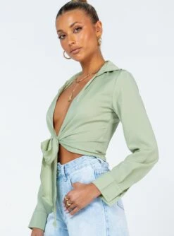 Princess Polly Gonzalo Shirt Green -Eva Style Shop 3 modelinfo alexis us2 83ac1cbd 85bc 42a1 a3f5 ebb633757351