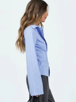 Princess Polly Anni Stripe Shirt Pinstripe Blue -Eva Style Shop 3 modelinfo elise us2 f73b0bda 22ef 4629 b4a3 be60f354995c