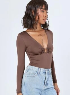 Princess Polly Ellison Long Sleeve Bodysuit Brown -Eva Style Shop 3 modelinfo feturi us2 8fce3703 bbaa 464c bfc9 1204e28bd293