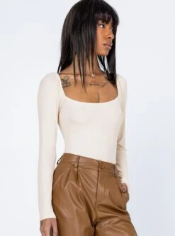 Princess Polly Charlotte Bodysuit Beige -Eva Style Shop 3 modelinfo feturie us2 047e2117 4d13 4320 9566 b7d4c00db031