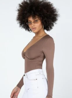 Princess Polly Ellison Long Sleeve Bodysuit Brown -Eva Style Shop 3 modelinfo jamea us4 ac6cc621 1a45 41a0 ae20 bac0d4cbe43a
