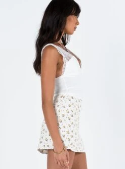 Princess Polly Selby Mini Skirt White / Yellow -Eva Style Shop 3 modelinfo josie us2 c00ec10c a0c9 494d b6cb 2f8e4effc21f