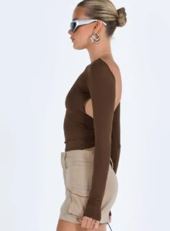 Caswell Long Sleeve Top Brown -Eva Style Shop 3 modelinfo kiana us2 731d7dc4 9f2e 4ad8 9293 2116f4491027