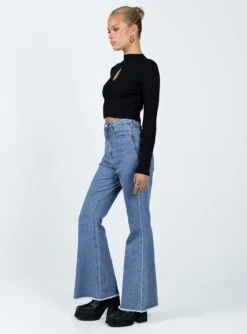 Princess Polly Bolsena Flared Mid Wash Denim Jean 8 Princess Polly Bolsena Flared Mid Wash Denim Jean -Eva Style Shop 3 modelinfo kiana us2 76252488 df6d 4112 9994 8e214d024c40
