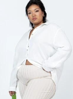 Mahalia Shirt White Curve -Eva Style Shop 3 modelinfo lovisa us18 jpg dfe7b070 9935 49ef 83dc f8556733584d