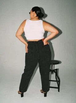 Zaiden Straight Leg Jeans Black Denim Curve -Eva Style Shop 3 modelinfo sarah us14 10453a45 fb3b 4bba a021 803a71ce4fbe