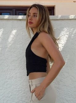 Princess Polly Everest Vest Top Black -Eva Style Shop 3 modelinfo saskia us2 2bd125a6 f10e 4b25 88b4 ca5e3f61d33e