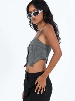 Motel Madian Top Pinstripe Grey -Eva Style Shop 3 modelinfo sneha us2 21a6f473 d9b3 4f94 a115 6a034aed0f92