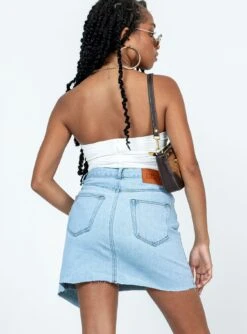 Princess Polly Ryder Light Wash Denim Skirt Denim -Eva Style Shop 4 modelinfo Idania us2 5057f9e7 b6dc 446c a396 c077b277bd28
