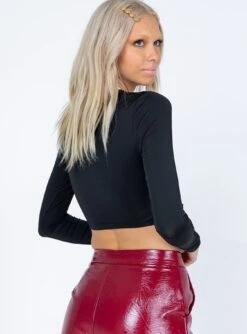 Princess Polly Louie Pleated Shirt Black -Eva Style Shop 4 modelinfo Ira us2 cb764f86 5dfd 41bc b266 476e5c068007