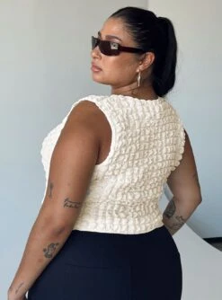 Kendrick Top Cream Curve -Eva Style Shop 4 modelinfo Javi us14 3a02901a 6e62 4cb0 91b9 815aebe7f25f