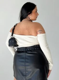 Katandra Off Shoulder Top Ivory Curve 9 Katandra Off Shoulder Top Ivory Curve -Eva Style Shop 4 modelinfo Javi us14 41e6d7a9 4a62 4dd9 ac4a ccdeff4b3900