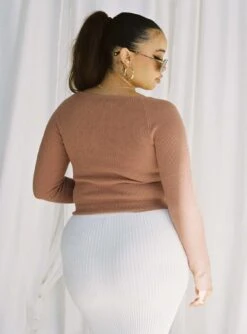 Alima Long Sleeve Top Brown Curve -Eva Style Shop 4 modelinfo Miccy us14 30c19f2c cb8d 49ec 9bc8 90695a0da972