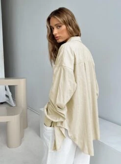 Baywood Shirt Beige -Eva Style Shop 4 modelinfo Saskia us2 4b4309e1 bd67 4954 86f5 5e98dd506ac2