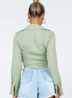 Princess Polly Gonzalo Shirt Green -Eva Style Shop 4 modelinfo alexis us2 ee376a1f 8871 4dff 871e 11b013504096