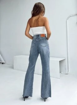 Princess Polly Chandra Flare Jeans Mid Wash Denim -Eva Style Shop 4 modelinfo elise us2 18dd58b2 42ce 4635 93f0 f23bfe633e49