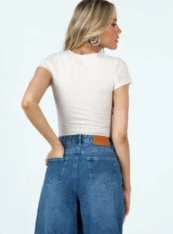 Princess Polly Destination California Tee Grey 11 Princess Polly Destination California Tee Grey -Eva Style Shop 4 modelinfo elly us2 02dfcf54 2e0c 49f7 8c04 80a0493a730e