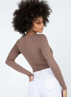 Princess Polly Ellison Long Sleeve Bodysuit Brown -Eva Style Shop 4 modelinfo jamea us4 69a94177 129b 4808 ba5e a61abc388626