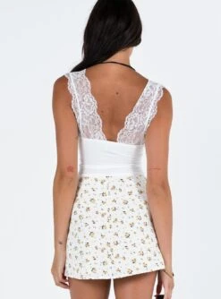 Princess Polly Selby Mini Skirt White / Yellow -Eva Style Shop 4 modelinfo josie us2 1ec50330 3923 41d4 b0c2 8323542fac20