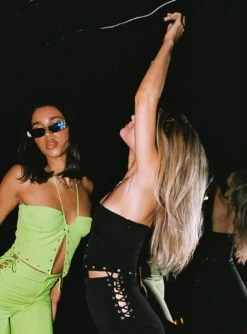 Princess Polly Rhythm Stud Top Black -Eva Style Shop 5 modelinfo Emily us2 85b8fa32 b283 4490 ac64 c7f0dee7ac8e