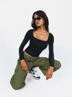 Arthie Long Sleeve Top Black Low Impact -Eva Style Shop 5 modelinfo Jenaya us2 e75b5c67 e87d 4830 9b33 312710ffb3e2