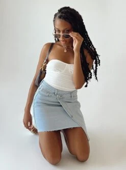 Princess Polly Ryder Light Wash Denim Skirt Denim -Eva Style Shop 5 modelinfo idania us2 2405a13f d052 4d3d 80c7 de5bd8b99866
