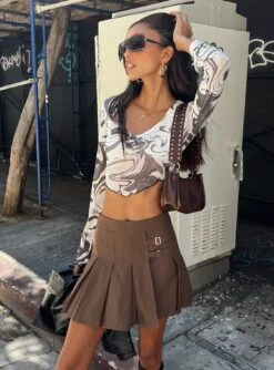 Princess Polly Pressman Top White / Black -Eva Style Shop 5 modelinfo lisa us2 df7ea82d 916f 4d65 8581 c018d88df8bf