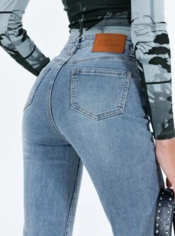 Princess Polly Keels Flare Denim Jeans 11 Princess Polly Keels Flare Denim Jeans -Eva Style Shop 6 modelinfo kiana us2 32f4e5c3 54fd 4e90 a31b 7ebb3b95a904