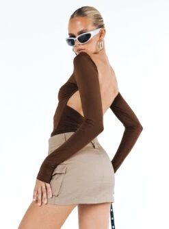 Caswell Long Sleeve Top Brown -Eva Style Shop 6 modelinfo kiana us2 3acc4535 8791 4673 baff 5a8c5ff54c6f